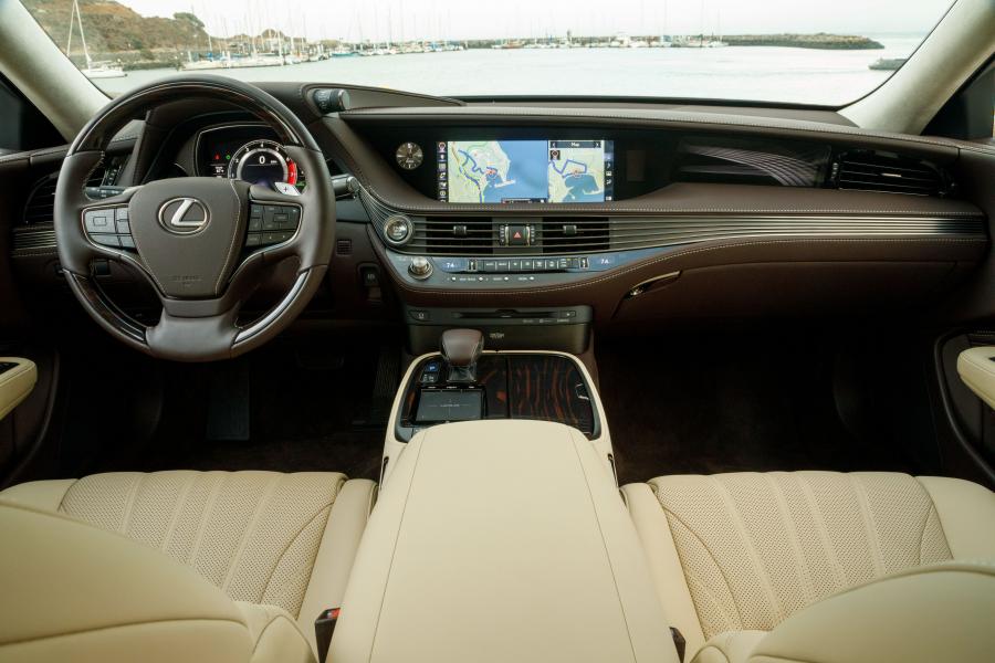 Торпедо Lexus LS500h AWD 2017 года  (NA) (фото 45 из 96)